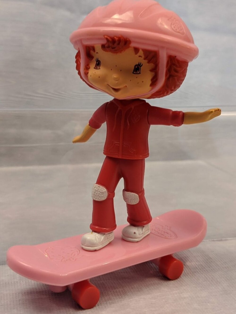 2006 STRAWBERRY SHORTCAKE, SCENTED SKATEBOARD TOY, MINT IN THE PACKAGE!!!